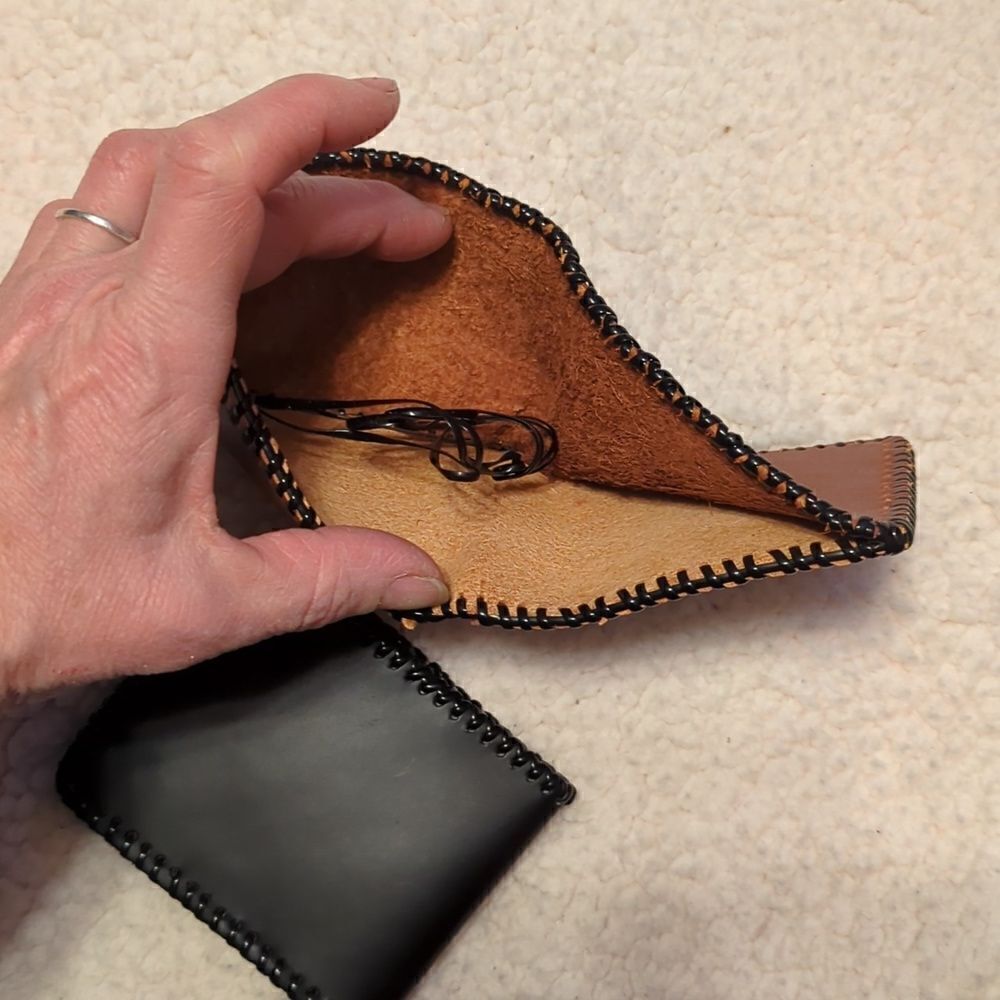 Handmade Leather Bi-fold Men's Wallets - Picture 5 of 6